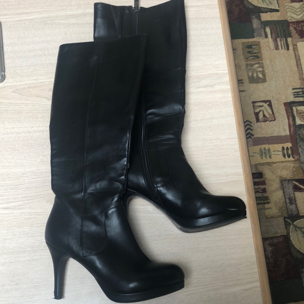 Black heeled boot